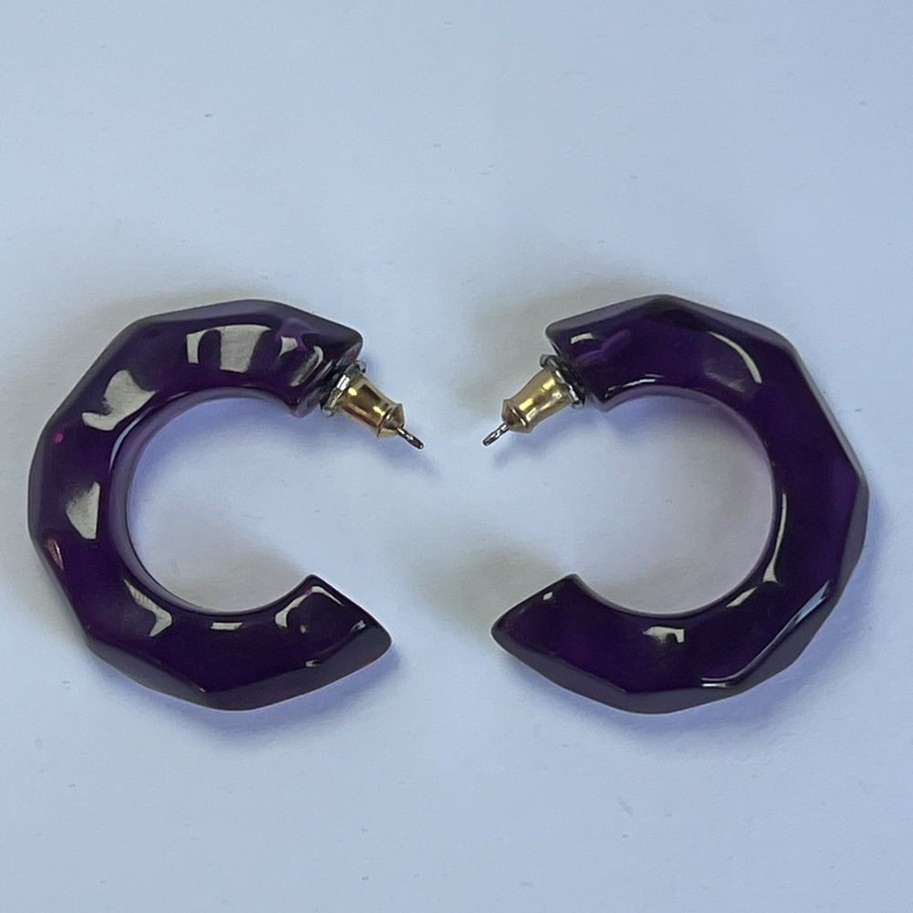 VTG 80's Purple Acrylic Lucite Style Faceted Hoop Earrings 1.25in Statement